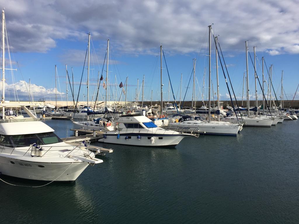 Puerto Calero Boat Otel Dış mekan fotoğraf